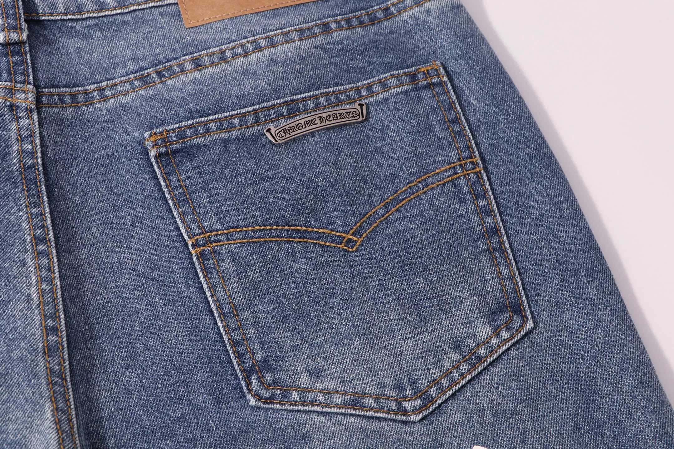 P220 Style number: H23 Croxin & 𝐂𝐡𝐫𝐨𝐦𝐞 𝐇𝐞𝐚𝐫𝐭 ss25 blue trousers, white leather, bootcut button jeans, styles with different wash textures, very friendly to people with thin legs, and the bootcut style perfectly modifies the leg shape The timeless and moderate length makes it easy to match and match. It is the basis for various styles and is a must-have in your wardrobe! The fabric is stiff but also makes the upper body soft without losing texture. The washing process is even more perfect. It is a must-have item for everyone! ! ! Washed wheat, hang tag, pants label, three labels complete Color: blue Size: 28-30-32-34-36